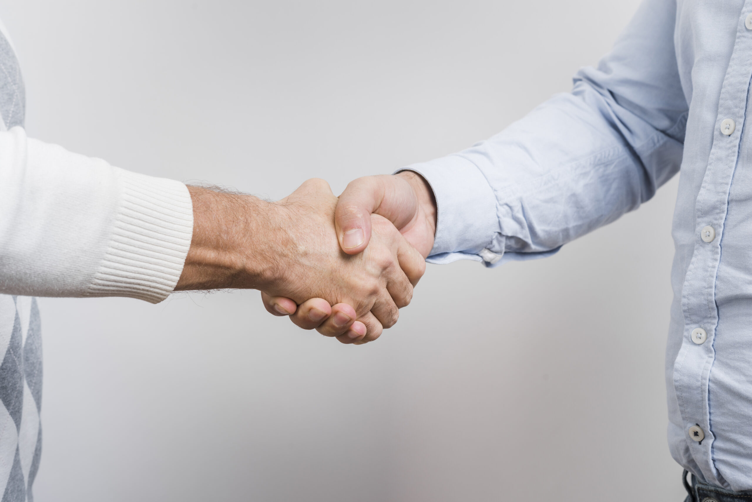vue rapprochee des mains du pere et du fils